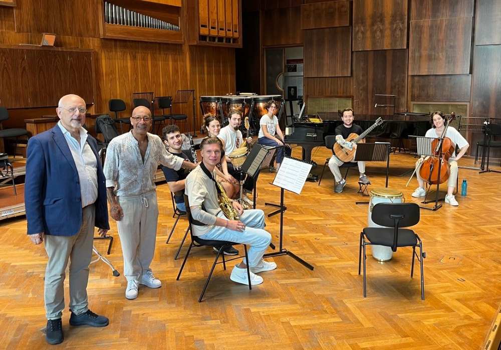 Panariello e Merolla con i 7 studenti durante le prove del Concerto per Kimbo nella Sala Scarlatti del Conservatorio low