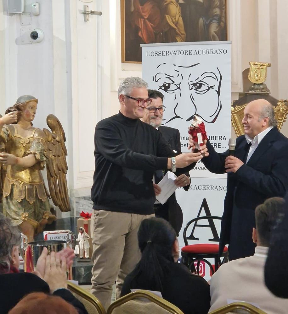 Consegna-premio-Angelo-Guastafierro-Copy Acerra celebra le sue eccellenze: al Museo Diocesano il Premio Acerrano dell'Anno 2024