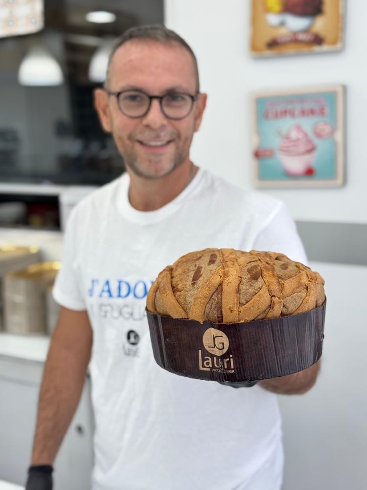 Luigi-Lauri-con-il-PanPastiera-low I GUSTI DI NATALE / PanPastiera, il nuovo capolavoro dell’Antica Pasticceria Lauri di Napoli