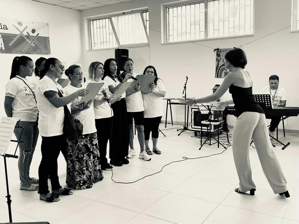 Napulitanata-Emanuela-De-Rosa-conduce-laboratorio-canto-con-mamme-di-San-Giovanni-a-Teduccio-1-Copy Napulitanata: Ninni e Nanne, paesaggi sonori del Natale a Napoli