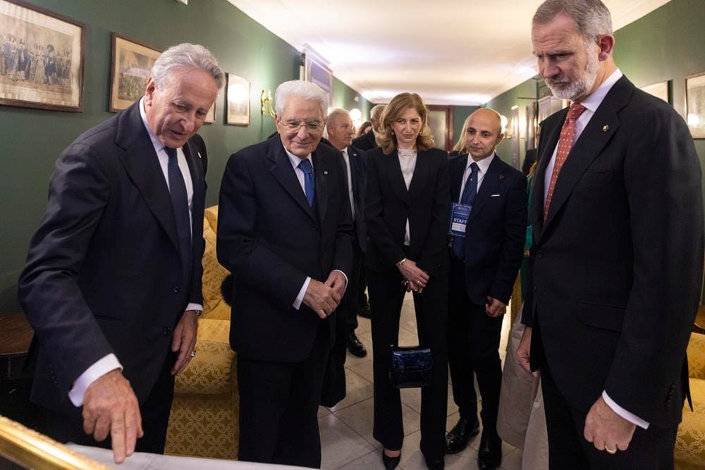 consegna-doni2-Copy Cammei di Aucella, eccellenza di Torre del Greco, donati a Mattarella e Felipe VI