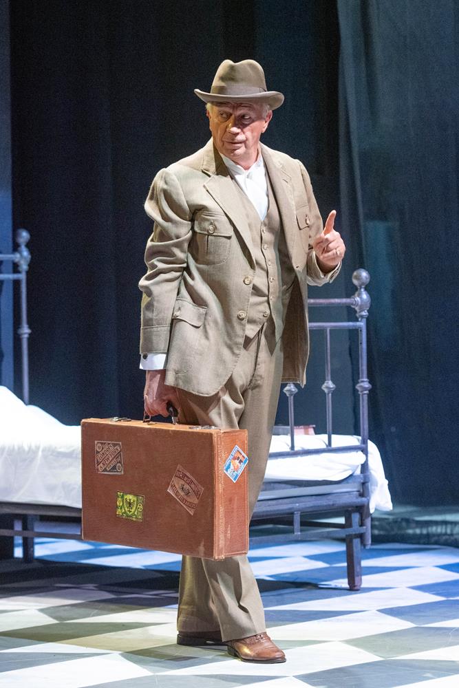 il-fu-Mattia-Pascal-regia-Marco-Tullio-Giordana-nella-foto-Geppy-Gleijeses-2-Copy 'Il fu Mattia Pascal' al Teatro Mercadante: il capolavoro di Pirandello in scena a Napoli