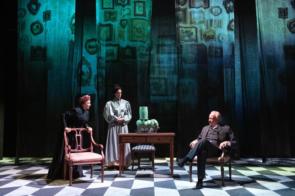 il-fu-Mattia-Pascal-regia-Marco-Tullio-Giordana-nella-foto-Marilu-Prati-Roberta-Lucca-Geppy-Gleijeses-Copy 'Il fu Mattia Pascal' al Teatro Mercadante: il capolavoro di Pirandello in scena a Napoli