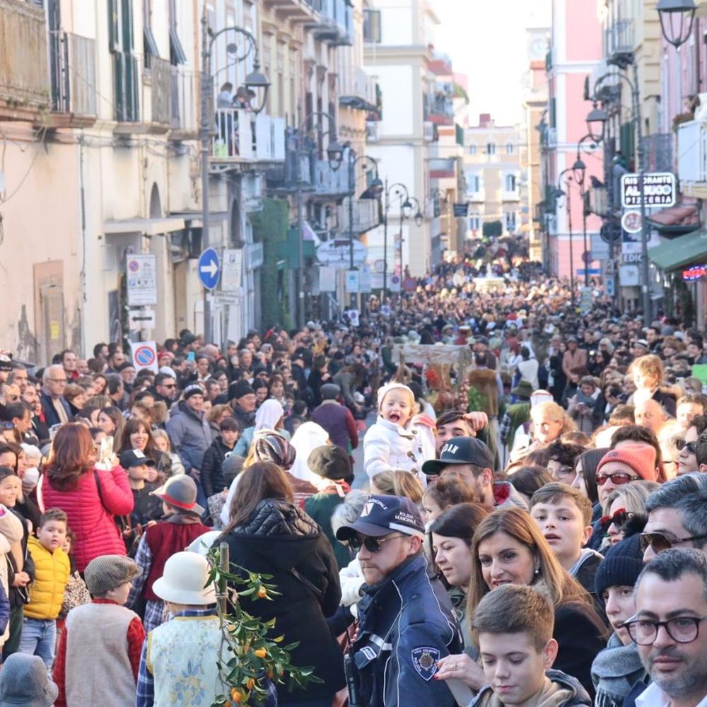 pacchianelle5-1-Copy Le Pacchianelle di Vico Equense: da un secolo un corteo simbolo di identità e patrimonio culturale