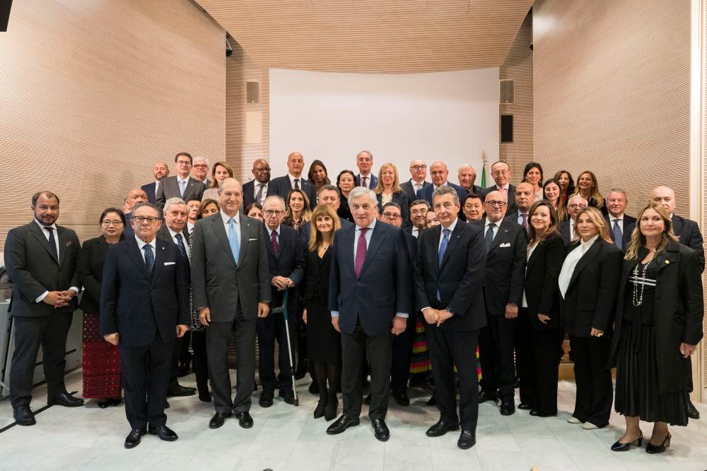 Tajani con gli ambasciatori e i consoli presenti low