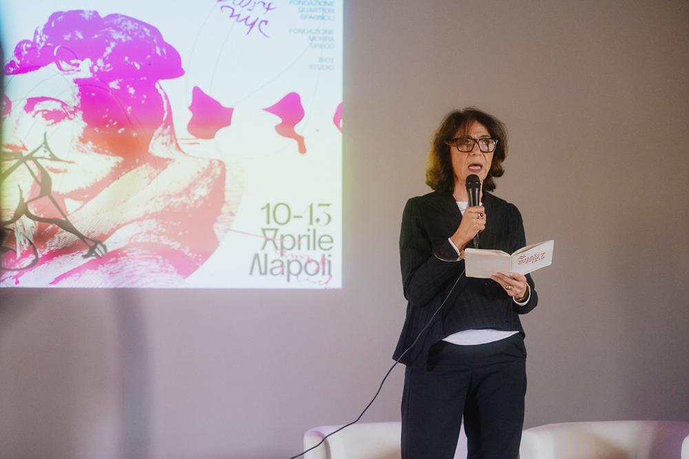 Desina03_inaugurazione_Daniela-Piscitelli-referente-scientifico-Desina-e-docente-presso-lUniversita-della-Campania-Luigi-Vanvitelli_ph-Luigi-Reccia-4-Copy DESINA, follia creativa e cultura visiva: terza edizione del Festival sul design internazionale