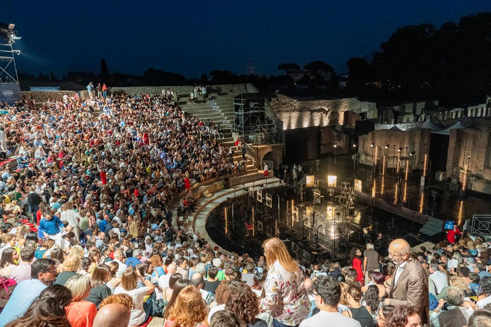 TeatrodiNapoli_EdipoRe_Pompei_Prima_phNoceraIvan__DSC809013-Copy Pompeii Theatrum Mundi 2025: grandi spettacoli tra mito e danza nel Teatro Grande di Pompei