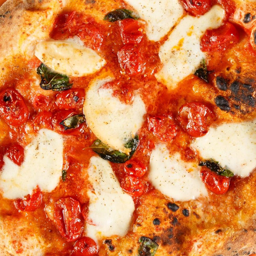 pizza-Copy Johnny Take Uè apre a Napoli in via Jannelli: la pizza su apecar conquista il Rione Alto