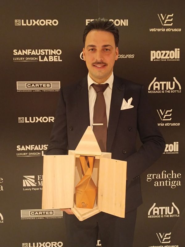 premiazione_2_large-low Cantina Cosimo Capasso, premiata al Vinitaly Design Award: vino d’altura tra eleganza e mito