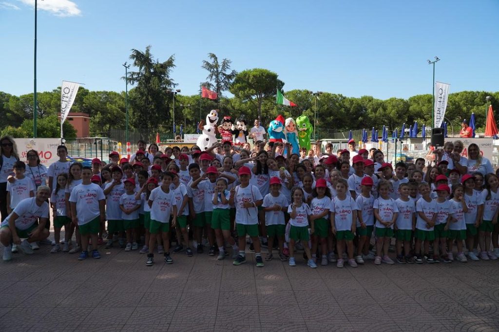 Foto-di-gruppo-con-le-mascotte-Copy-1024x682 Oltre 1.000 giovani al campo “E…StiAMO insieme” con l’Esercito e Sport e Salute