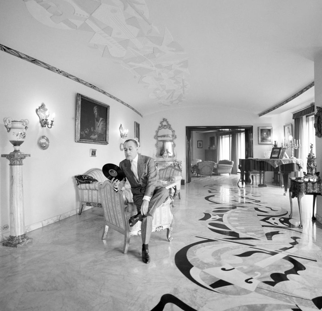 Toto-nella-sua-casa-di-Roma-1957-Copy-1024x989 Il Principe Poeta: omaggio a Totò nella 'sua' piazzetta con la nipote Elena Anticoli De Curtis