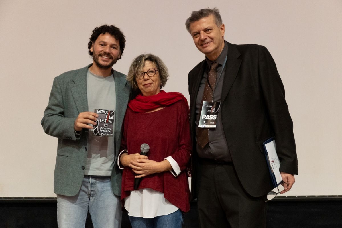 Bagnoli Film Festival 2025: 'Shangai' miglior corto, menzione per 'A domani' di Emanuele Vicorito 4 Emanuele Vicorito con il direttore Giuseppe Borrone e lartista Maria Sabetti 1200