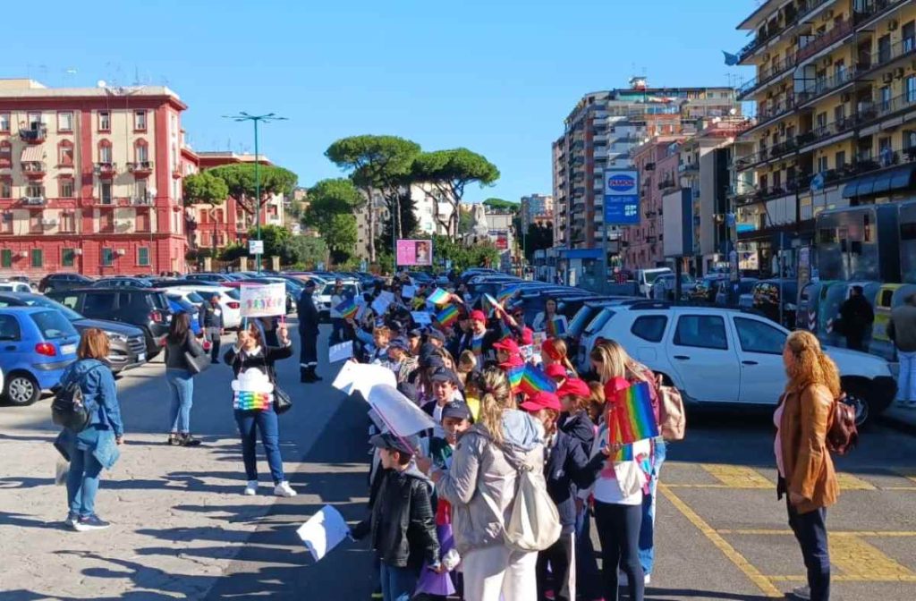 Immagine-WhatsApp-2025-10-09-ore-13.39.02_2e70c825-tgl-1200-1024x672 La scuola elementare Giacomo Leopardi Doria marcia sotto la bandiera della pace