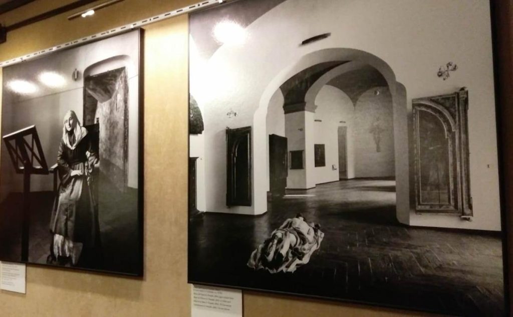 Limmagine-di-Suor-Orsola-nella-Mostra-di-Jodice-a-Bruxelles-Copy-1024x632 Le Savoir sur la falaise: il Suor Orsola omaggia Mimmo Jodice e il suo sguardo poetico sulla città