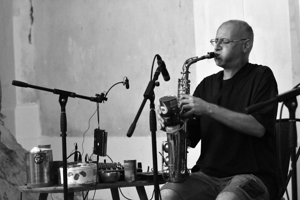 Mario-Gabola_foto-Pietro-Vietri-Copy-1024x683 Uànema 2025: a Napoli torna la Festa degli Altri Vivi tra riti, ironia e musica