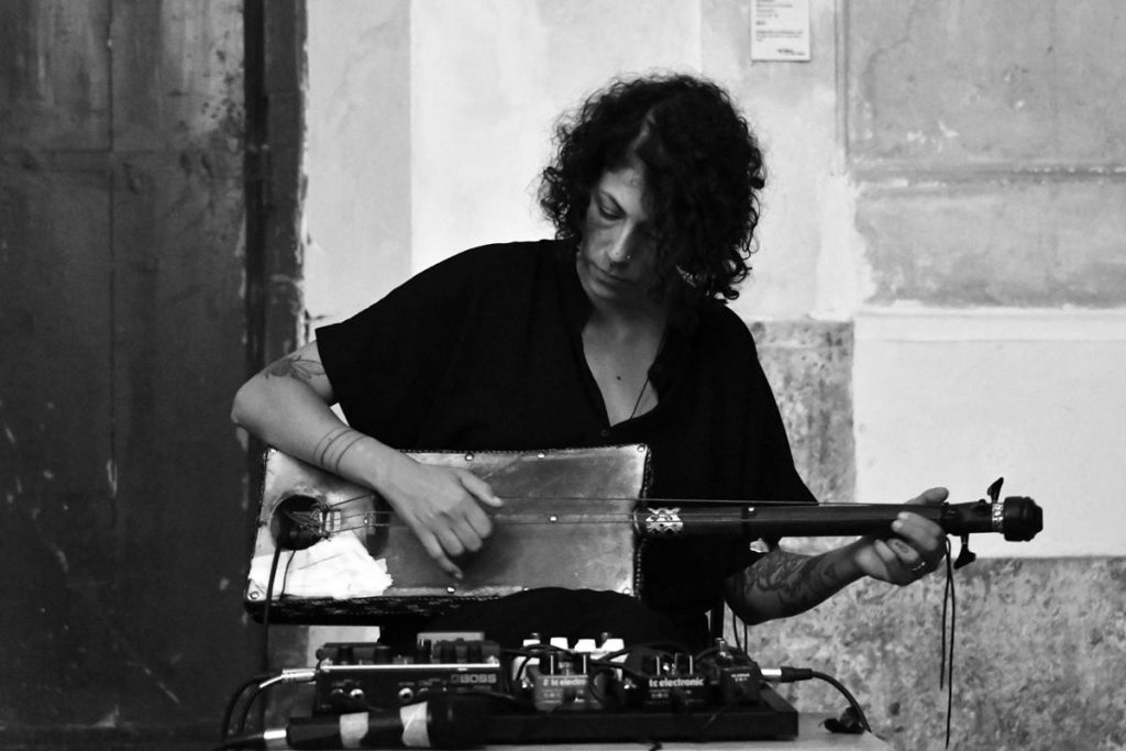 Nina-Boukhari_foto-Pietro-Vietri-Copy-1024x683 Uànema 2025: a Napoli torna la Festa degli Altri Vivi tra riti, ironia e musica