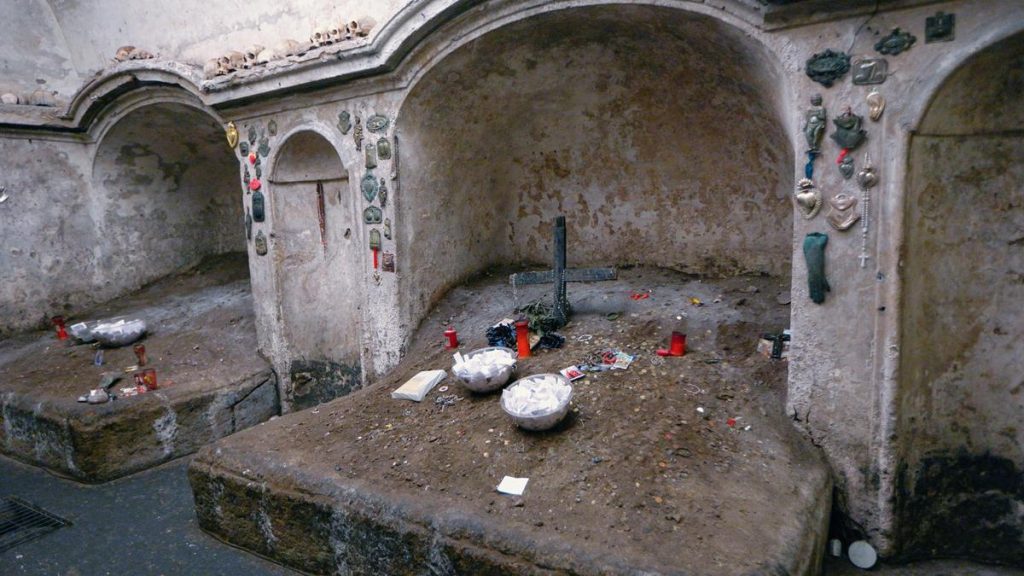 d1c8fa57-c5ad-4295-90ed-56ab2d7dcd1f-Copy-1024x576 Scoperto dipinto del Settecento con le 'anime pezzentelle' nella Chiesa di Santa Luciella ai Librai