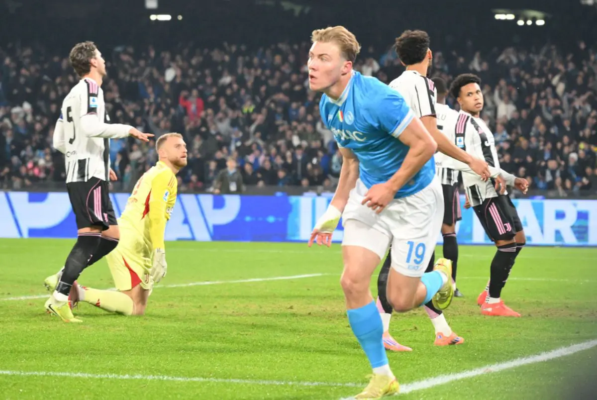 Il Napoli batte 2-1 la Juve e torna in vetta, doppietta di Hojlund 2 20251207 2715